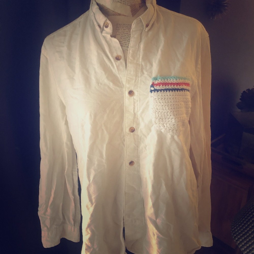 Cotton button-down with crochet pocket